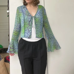 Knytblus Weekday  - Aldrig använd Nytt skick Storlek M Knytblus