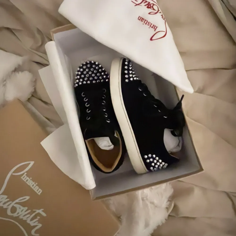 Säljer mina Louboutin skor pågrund av att dom aldrig används. Dom är i väldigt fint skick det ända är att dom saknar en nit. Därav pris! Kommer inte sälja under 4000❤️. Skor.