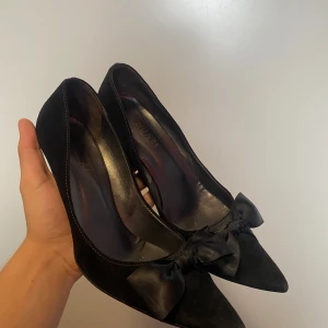 Svarta Klackar med en fluga Quazi - Vintage klackar med fluga från Quazi