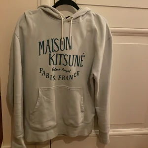 Maison kitsuné hoodie - Säljer min feta maison kitsune hoodie då den inte används längre. Inga defekter då den är endast använd fåtal gånger. Priset är inte hugget i sten så ställ minsta lilla fråga!