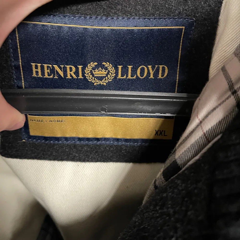 Säljer en snygg och stilren grå duffel från Henri Lloyd. Jackan har en klassisk design med en dragkedja för extra värme. Den är långärmad och har en huva för att skydda mot väder och vind. Perfekt för höst och vinter! I använt bra skick.. Jackor.