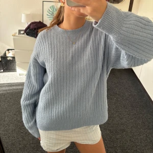 Stickad tröja  - En jättefin blå stickad tröja från H&M som ej säljs längre!🩷🩷tryck gärna på köp nu!