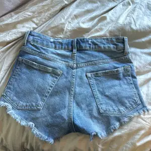 superfina jeansshorts från h&m i super bra skick💓