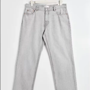 Gina tricot jeans  - Bra skick och andvänd några gånger! Skriv för fler bilder. Kan även tänka mig att sänka priset!