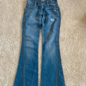 Sjukt snygga lågmidjade vintage jeans med unika fickor. Lite slitna på sömnen nedtill (se bild 4). Mått: innerbenslängd: 86cm midja platt: 35cm 