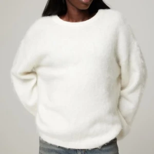 Stickad tröja - Jättemysig stickad oversized tröja från bikbok som bara inte kommer till användning. Använt fåtal gånger och är nästan helt ny💗 skriv för fler bilder!