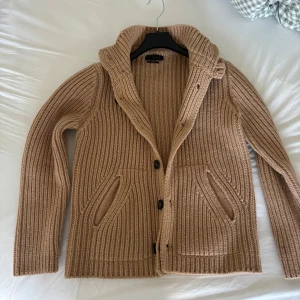 Beige kofta  - Beige stickad kofta från Italienska märket Daniele Fiesoli  Nypris 3k