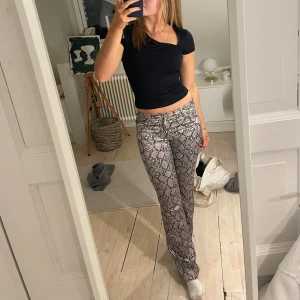 Ormskinnsbyxor  - Super coola ormbyxor från Weekday som endast är använda 2 gånger. Nypris 750 kr💞💞