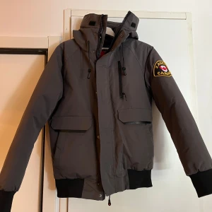 Canada zavetti jacka  - Hej nu säljer jag min tjocka vinter jacka som är köpte för ett år sen men kom inte till användning så my mycket eftersom den var för tight för mig. En sådan jacka är svårt att få tag i ja tror inte du kan hitta en sån färg så enkelt. Finns päls med