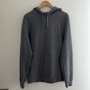 Lyle and Scott Hoodie  - Lyle and Scott Hoodie använts 1 gång passar inte längre. Perfekt skick! Nypris från 700-900kr beroende på hemsida. 