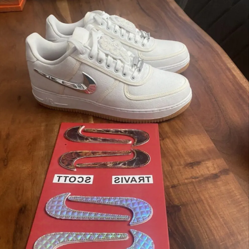 Nike Af 1 low x Travis Scott med produkt-ID AQ42011- 101. Skorna är helt nya och kommer med originalkartong. Denna exklusiva modell är perfekt för sneakerälskare och ger en unik stil.   https://www.hypeclothinga.com/en/shop/nike-air-force-1-low-x-tra. Skor.