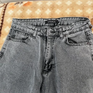 Vamos byxor  - Hej säljer mina byxor eftersom använder inte dem mer. Dem är i väldigt bra skick och knappt använd.