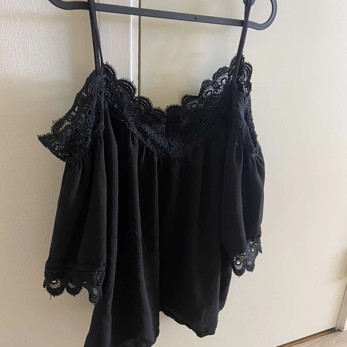 Svart spett mönstrad blus