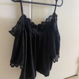 Svart spett mönstrad blus  - Jätte fin nästan oanvänd spett blus. Köpt ifrån secondhand. 
