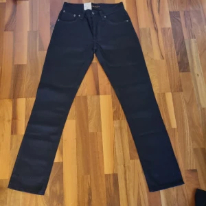Nya Nudie Jeans W30 L32 Grim Tim - Säljer ett par Nudie Jeans av modellen Grim Tim. Skicka 5/5 helt oanvända! Nypris ca 1600.