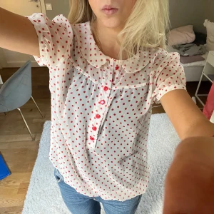 Prickig blus  - Väldigt genomskinlig men funkar super med ett linne under, på bilden har jag ett svart. Resår vid ärmarna och nere vid midjan, så fint!❤️