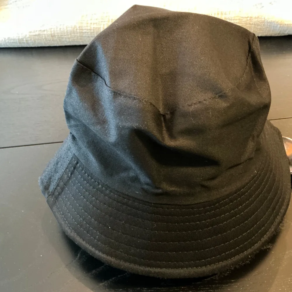 Jag sälja en helt ny oanvänd F1 Ferrari svart Charles Leclerc bucket hat. Kan hämtas i centrala Uppsala eller kan skickas fraktfritt inrikes. Swish går bra.. Accessoarer.