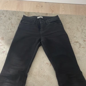 Snygga jeans - Snygga svarta bootcut jeans. Ser inte ut som lowrise men är det på. Kan mötas upp i Sthlm. Jätte bra skick😊