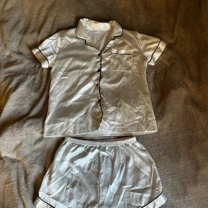 Vit siden pyjamas - Har använt fåtal gånger den är som ny, ljuset får den att se lite gul ut men den är vit🩷