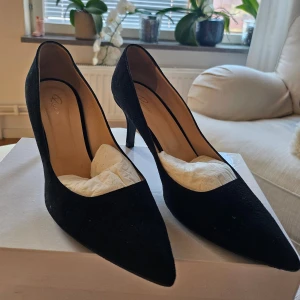 Klackskor från Rizzo - Svarta klackskor från Rizzo, oandvända som man ser på sulan. Nypris 1499kr