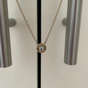 Ralph Lauren halsband - Super fint halsband från Ralph Lauren. Använt fåtal gånger och i mycket bra skick. Har kvar påsen den kom i. Värderad till 900kr på Sellpy.