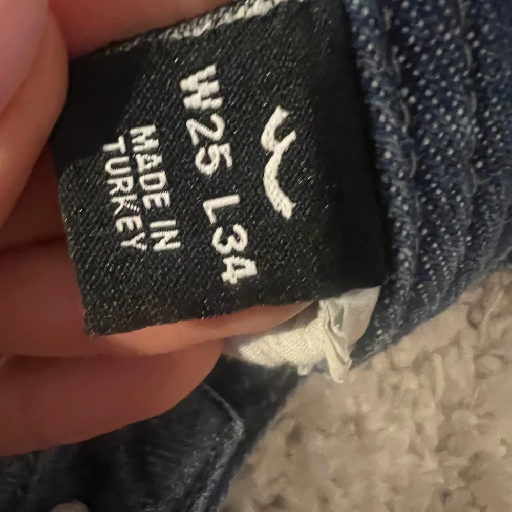 Säljer mina Ltb jeans som jag köpte på Plick men dom var tyvärr lite för stora för mig. Storlek 25/34💕hör av dig vid frågor eller fler bilder💞 (pris kan diskuteras) . Jeans & Byxor.