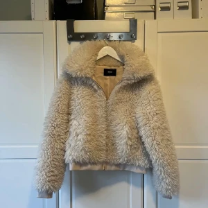 Biege fluff jacka  - Säljer denna snygga och sköna fluff jacka som är perfekt till vintern köpte på plick men är ifrån bikbok, inga defekter osv skriv för fler bilder eller frågor❤️