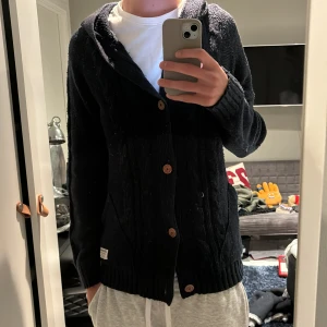 Stickad cardigan.  - Nu säljer ja min oanvända stickade cardigan för 249 hör av er vid minsta fundering. Storlek L