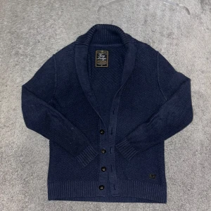 Cardigan - Väldigt unik och fet cardigan! Passar som S! Knappt använd väldigt bra skick!