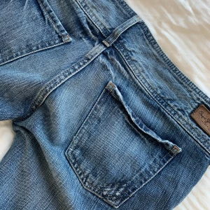 Lowwaist bootcut jeans - Intressekoll på dessa 2000s lowwaist jeansen, då dem tyvärr blivit lite korta för mig. Lägg prisförslag!!