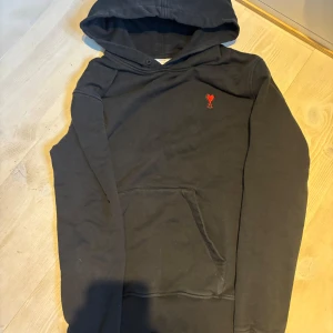 Ami Paris hoodie - Säljer min hoodie från ami paris då jag aldrig använder den. Bra skick.