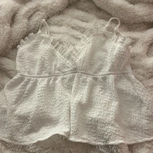 Linne - använt några gånger, från shein. Har dessutom tagit bort knuten som var framme på tröjan💗