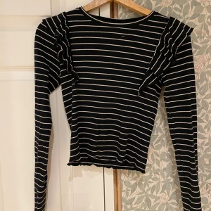 Svartvit randig Kappahl tröja med volanger - Fin, inte hunnit använda mycket.