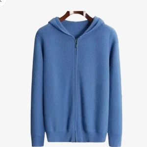 Blå zip hoodie - Säljer en blå zip hoodie från tiktok företaget Viellas. köpt för 750 men jag säljer för 500. Oanvänd. Säljer pga att den var för stor. Den är i storlek xs som ska passa dig som är runt 160 till 165. Tvättinstuktioner medkommer. MERINOULL. Köpt av Viellas på TikTok för 750