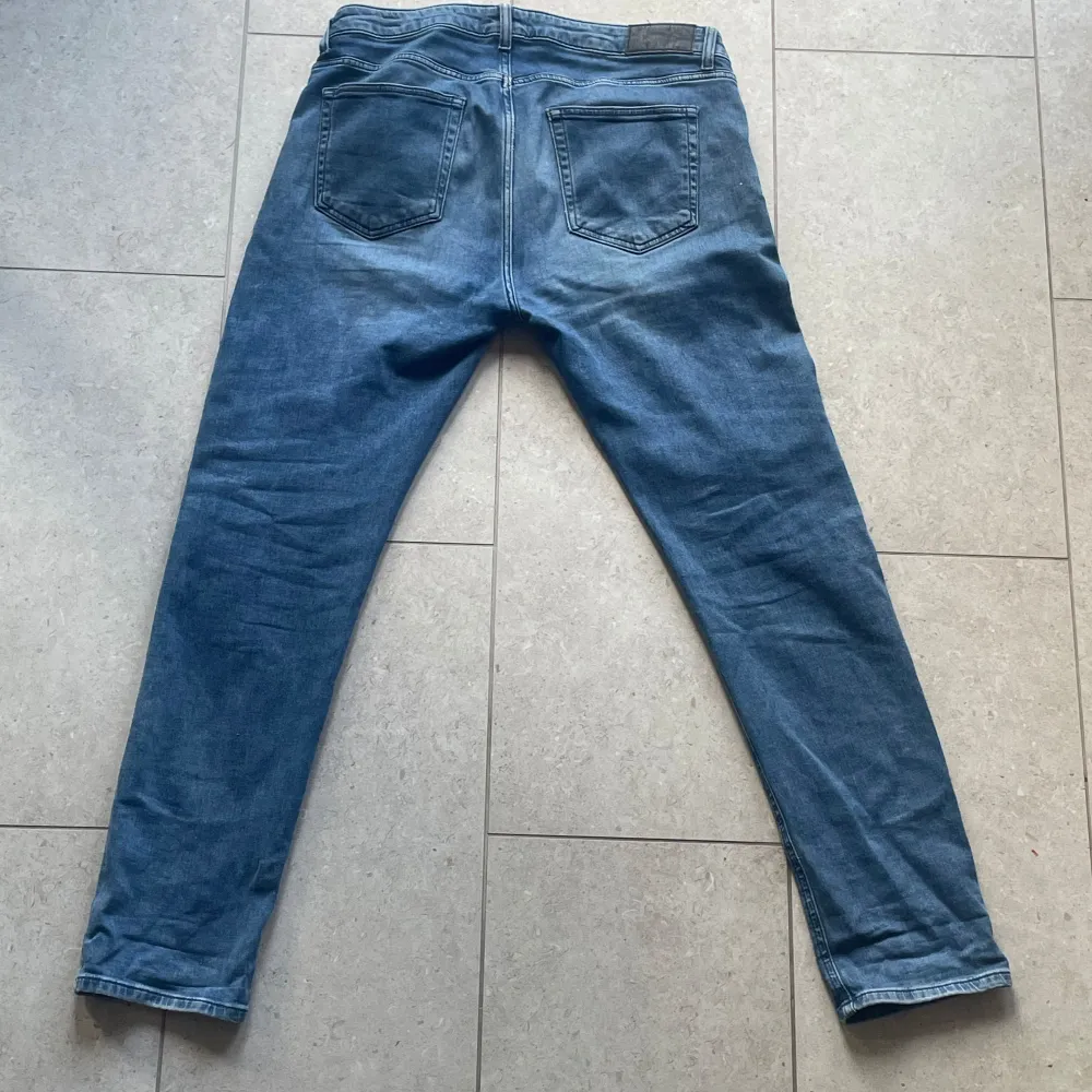 Nästan inga tecken på användning. Liten fläck på låret. Grisch, slim fit, jeans. Jeans & Byxor.