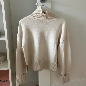 Stickad tröja - Stickad tröja från Arket i 100 % ull. Hög i kragen. Knappt använd