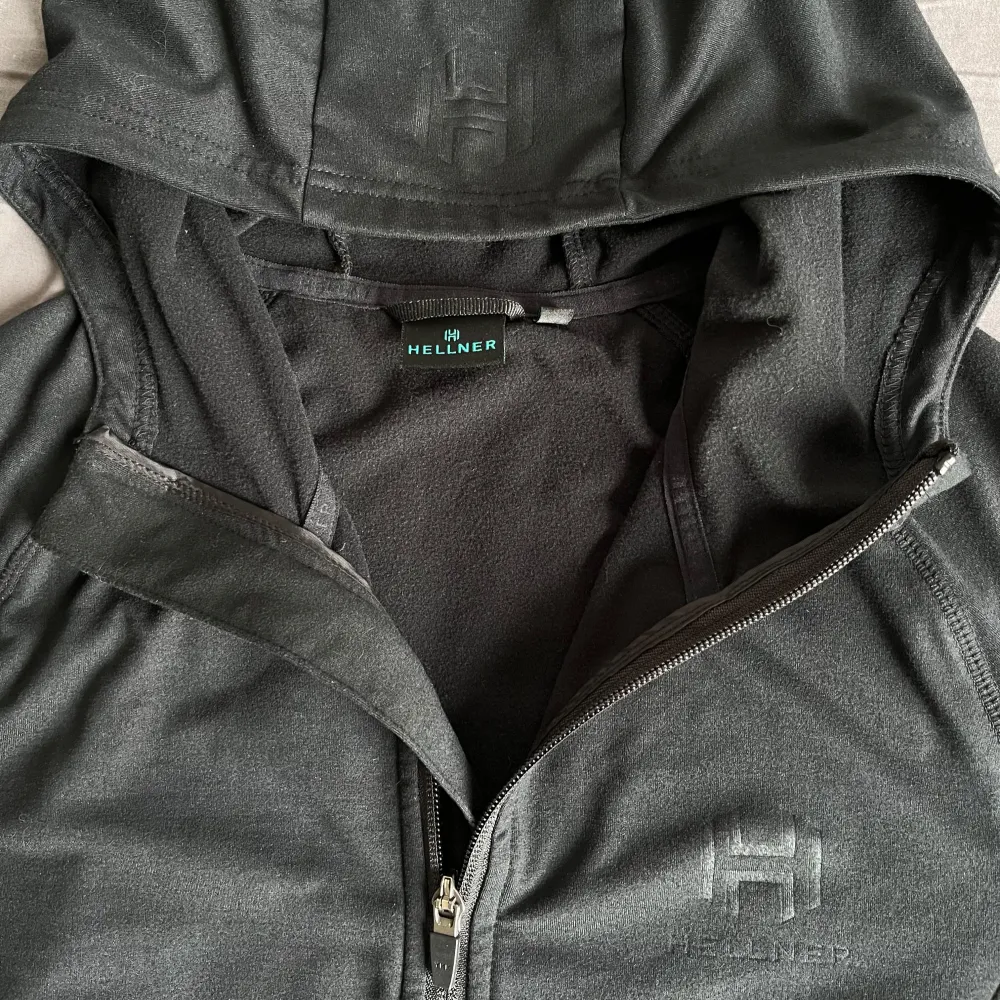 Hellner fleece-hoodie (dam) storlek XS.  Modell: Hellner Women's Piritsa Fleece Black Beauty. Hoodies.