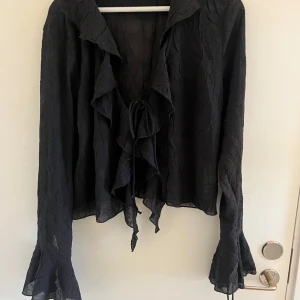 Blus - Blus från Gina🤍använd 1 gång Sitter som en M,L