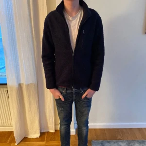 John henric Fleecejacket - Tjena säljer min fina Fleecejacket från john henric som är i ett bra skick har ingen användning för den just nu utan vill ha pengar till en resa , Skriv om ni har några funderingar:)