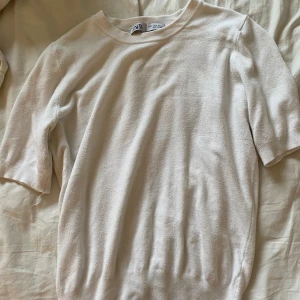 Stickad topp - Från zara använd men inga synliga defekter❤️
