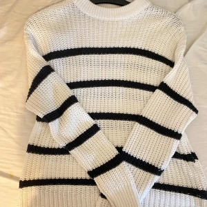 Vit och svart stickad tröja - en svart och vit stickad tröja från lager 157, har använts förut men inga skador eller något likande!