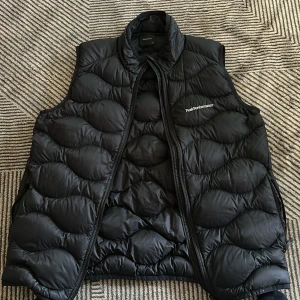 Peak Performance Väst - Väst från Peak Performance, den är i nyskick använts ett par gånger endast.