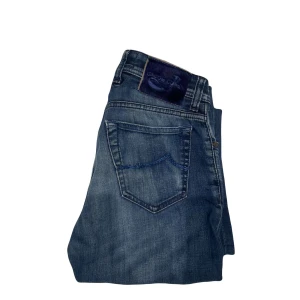 Jacob Cohen jeans - Helt galna Jacob Cohen 688. Modell Bard , klippta nedanför men ser ingen skillnad. Hål i ena fickan men går enkelt att fixa. Pris kan diskuteras vid snabb affär. Passar 29, står 28