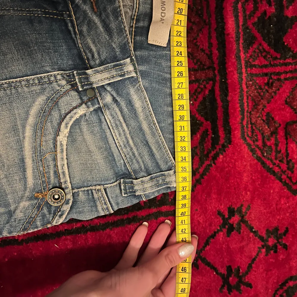 Jätte fina lågmidjade bootcut jeans❤️ Innerbennslängden är 81cm De är lite slitna längst ner vid baksidan som man ser på bilden! (Har inga bilder med jeansen på). Jeans & Byxor.