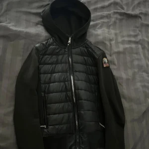 Parajumper jacka - Säljer denna jackan köpt från plick men för liten på mig,skriv för fler bilder, pris kan diskuteras vid snabbköp