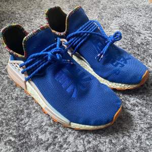 Adidas nmd human race, säljer pga att de är för små. Retail pris ligger runt 4000kr. Endast skorna. Köparen står för frakt💫