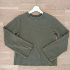 Olivgrön långärmad tröja från Gina Tricot - Snygg olivgrön långärmad tröja med vida ärmar från Gina Tricot🌟 Storlek XS. Gjord av bomull. Perfekt för höst och vinter med sin bekväma passform. Enkel och stilren design som passar till många klädstilar!💕Färgen är som mest sann på första bilden