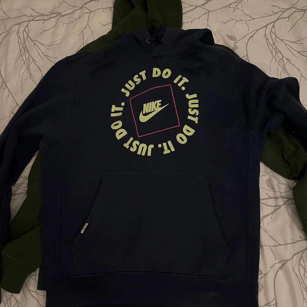 Säljer en mörkblå hoodie från Nike.. Tröjor & Koftor.