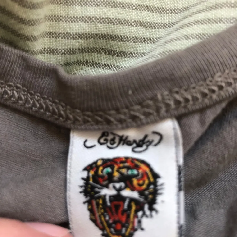 Säljer Detta Ed Hardy linne pågrund av ingen användning. Jag köpte den här på plick men har inte använt den alls de senaste månaderna, så jag hoppas den kommer till användning hos någon annan. Toppar.