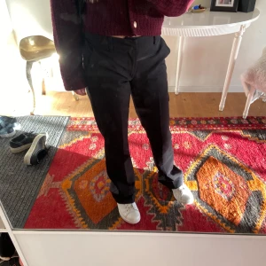 Bikbok Kostymbyxor - Snygga och trendiga låga kostymbyxor från Bikbok 